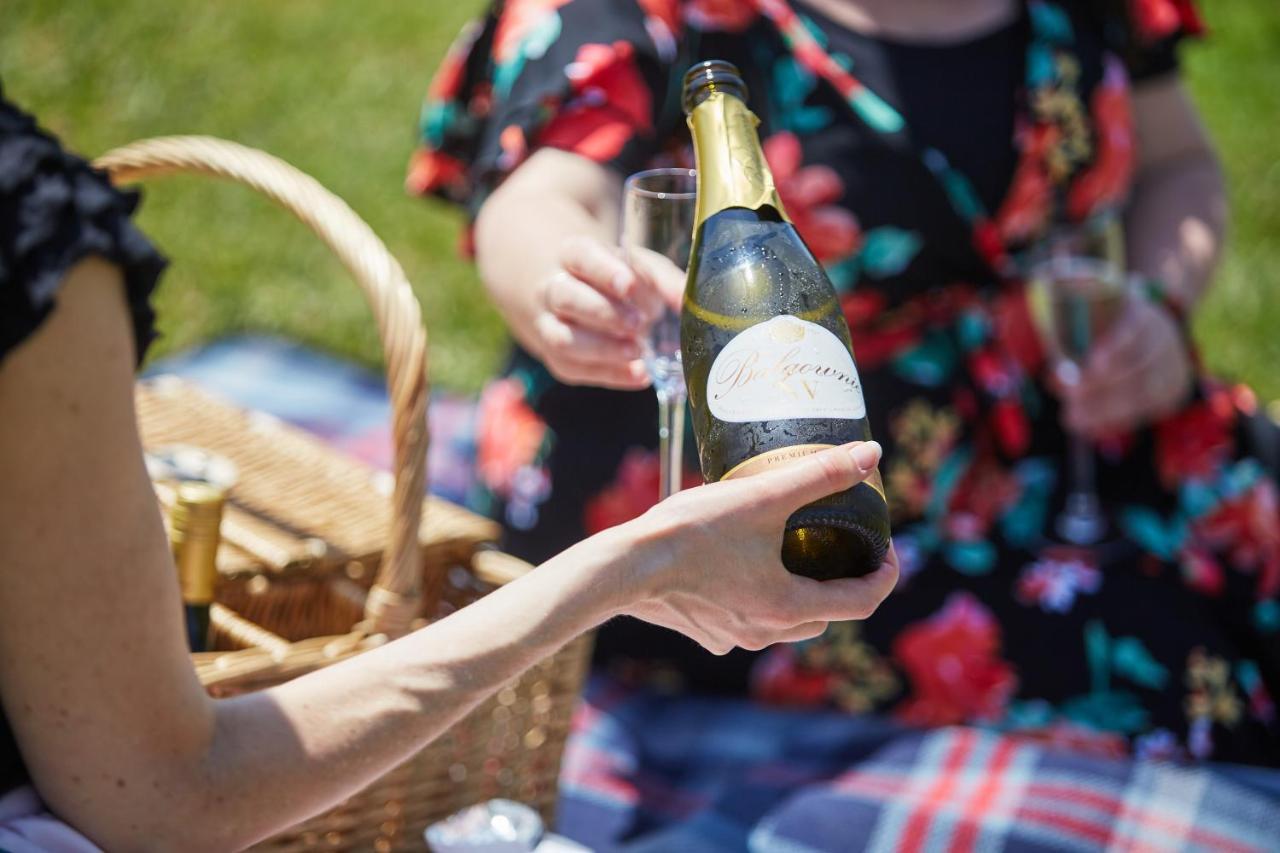 Balgownie Estate Yarra Valley Yarra Glen Buitenkant foto A bottle of champagne