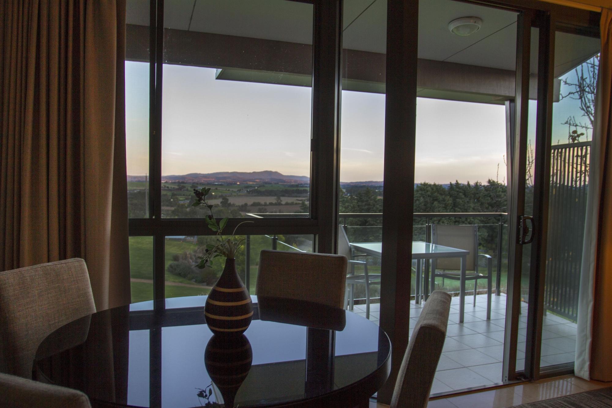 Balgownie Estate Yarra Valley Yarra Glen Buitenkant foto A view of the Gold Coast hinterland from a resort apartment