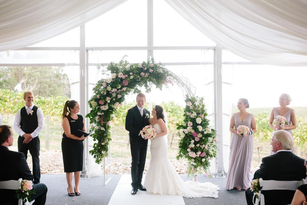 Balgownie Estate Yarra Valley Yarra Glen Buitenkant foto A wedding ceremony in progress